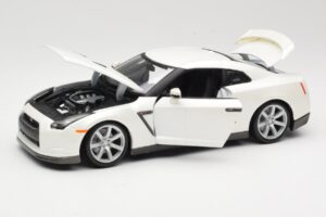 Nissan GT-R R35 Balts Bburago 1:18 18-12079 Metāls — attēls 2 no 8