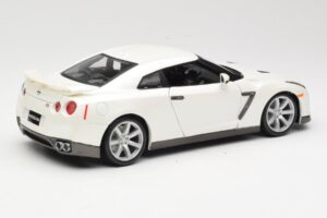 Nissan GT-R R35 Balts Bburago 1:18 18-12079 Metāls — attēls 3 no 8