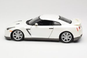 Nissan GT-R R35 Balts Bburago 1:18 18-12079 Metāls — attēls 4 no 8