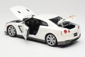 Nissan GT-R R35 Balts Bburago 1:18 18-12079 Metāls — attēls 5 no 8