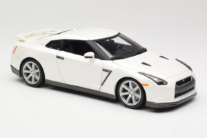 Nissan GT-R R35 Balts Bburago 1:18 18-12079 Metāls — attēls 6 no 8