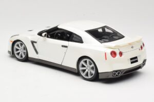 Nissan GT-R R35 Balts Bburago 1:18 18-12079 Metāls — attēls 7 no 8