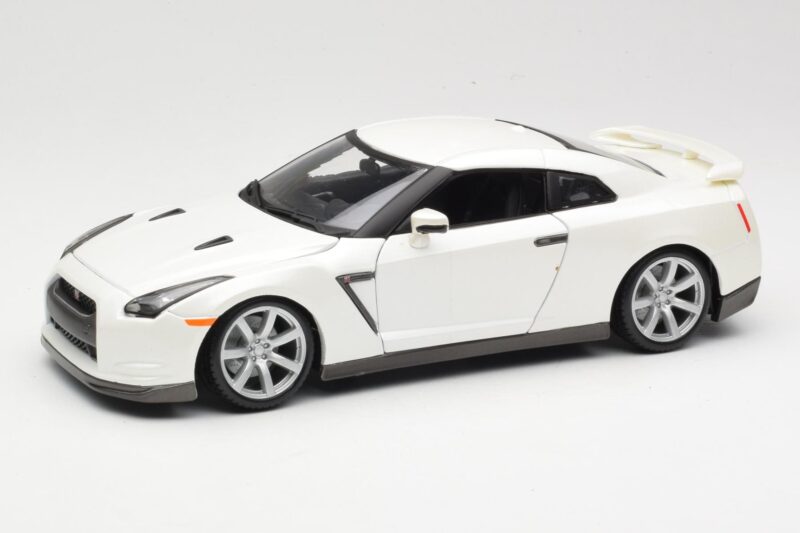 Nissan GT-R R35 Balts Bburago 1:18 18-12079 Metāls