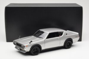 Nissan Skyline 2000 GT-R KPGC110 Sudrabs Kyosho 1:18 08255S Metāls — attēls 8 no 8