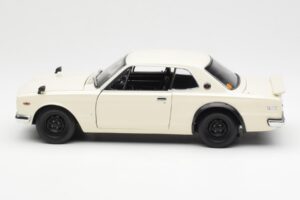 Nissan Skyline 2000 GT-R KPGC110 Balts Kyosho 1:18 08127W Metāls — attēls 4 no 8