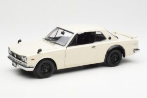 Nissan Skyline 2000 GT-R KPGC110 Balts Kyosho 1:18 08127W Metāls