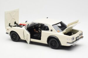 Nissan Skyline 2000 GT-R KPGC110 Balts Kyosho 1:18 08127W Metāls — attēls 5 no 8