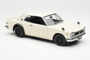 Nissan Skyline 2000 GT-R KPGC110 Balts Kyosho 1:18 08127W Metāls — attēls 6 no 8
