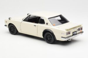 Nissan Skyline 2000 GT-R KPGC110 Balts Kyosho 1:18 08127W Metāls — attēls 7 no 8
