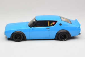 Nissan Skyline 2000 GT-R KPGC110 LB Works Zils Otto 1:18 OT1210 Sveķi — attēls 3 no 6