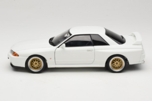 Nissan Skyline GT-R R32 V-Spec II Tuned Crystal White AUTOart 1:18 77416 Metāls — attēls 4 no 8