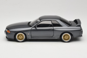 Nissan Skyline GT-R R32 V-Spec II Tuned Gun Grey Metallic AUTOart 1:18 77417 Metāls — attēls 4 no 8