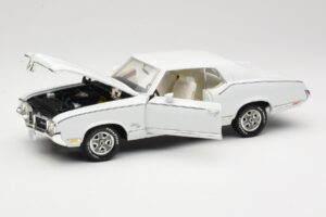 Oldsmobile Cutlass SX Balts ERTL 1:18 33775 Metāls — attēls 2 no 8