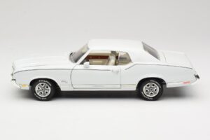 Oldsmobile Cutlass SX Balts ERTL 1:18 33775 Metāls — attēls 4 no 8