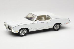 Oldsmobile Cutlass SX Balts ERTL 1:18 33775 Metāls