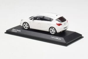 Opel Astra J Balts Minichamps 1:43 400049001 Metāls — attēls 3 no 4