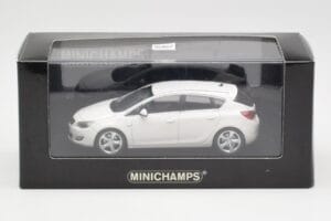 Opel Astra J Balts Minichamps 1:43 400049001 Metāls — attēls 4 no 4