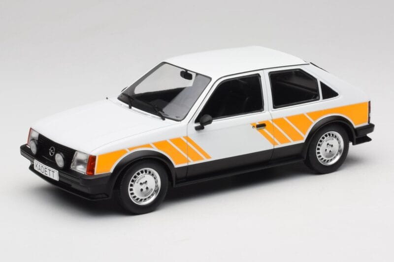 Opel Kadett D SR Balts ar Dzeltenu Dekoru MCG 1:18 MCG18534 Metāls