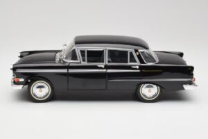 Opel Kapitan P2 Melns Revell 1:18 08821 Metāls — attēls 4 no 8