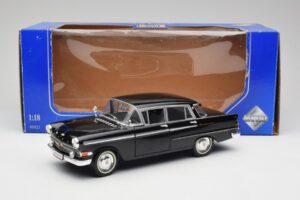 Opel Kapitan P2 Melns Revell 1:18 08821 Metāls — attēls 8 no 8