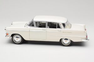 Opel Kapitan P2 Balts Revell 1:18 08821-M1 Metāls — attēls 4 no 8