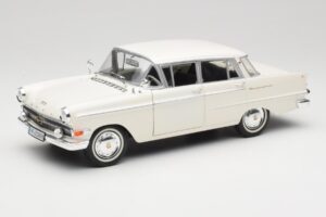 Opel Kapitan P2 Balts Revell 1:18 08821-M1 Metāls