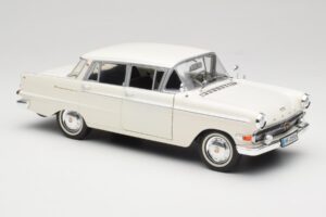 Opel Kapitan P2 Balts Revell 1:18 08821-M1 Metāls — attēls 6 no 8