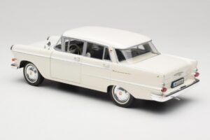 Opel Kapitan P2 Balts Revell 1:18 08821-M1 Metāls — attēls 7 no 8