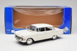 Opel Kapitan P2 Balts Revell 1:18 08821-M1 Metāls — attēls 8 no 8