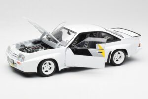 Opel Manta 400 Homologation Balts Revell 1:18 8819 Metāls — attēls 2 no 8