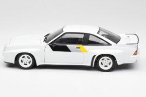 Opel Manta 400 Homologation Balts Revell 1:18 8819 Metāls — attēls 4 no 8