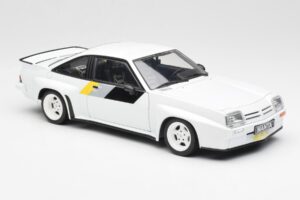 Opel Manta 400 Homologation Balts Revell 1:18 8819 Metāls — attēls 6 no 8