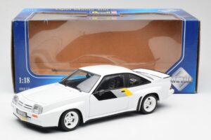 Opel Manta 400 Homologation Balts Revell 1:18 8819 Metāls — attēls 8 no 8