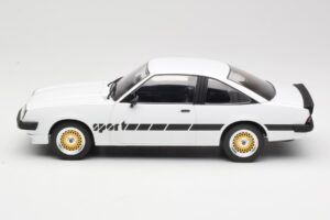 Opel Manta B Sport Balts MCG 1:18 MCG18237 Metāls — attēls 3 no 6