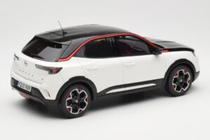 Opel Mokka-E GS Line Jada Balts Otto 1:18 OT1045 Sveķi — attēls 2 no 6