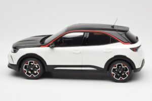 Opel Mokka-E GS Line Jada Balts Otto 1:18 OT1045 Sveķi — attēls 3 no 6