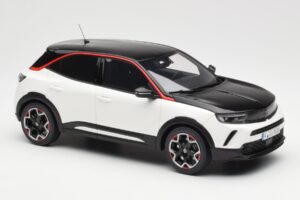 Opel Mokka-E GS Line Jada Balts Otto 1:18 OT1045 Sveķi — attēls 4 no 6