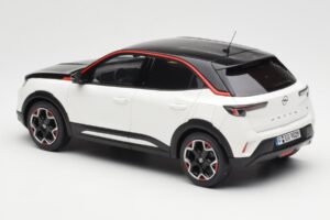 Opel Mokka-E GS Line Jada Balts Otto 1:18 OT1045 Sveķi — attēls 5 no 6