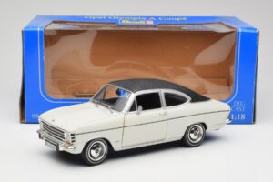 Opel Olympia A Coupe Balts Melns Revell 1:18 8446 Metāls — attēls 8 no 8