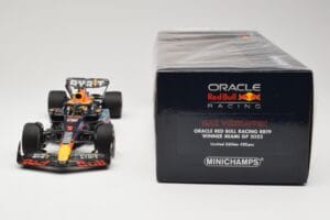 Oracle Red Bull Racing RB19 #1 M. Verstappen Winner Miami GP 2023 Minichamps 1:18 110230501 Metāls — attēls 6 no 6