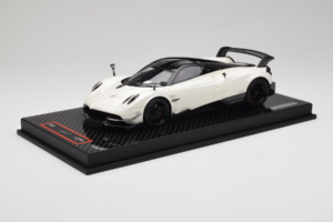 Pagani Huayra BC White Metallic Yy Model 1:18 REMC025 Sveķi — attēls 2 no 7