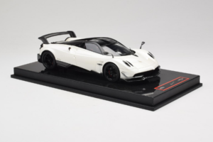 Pagani Huayra BC White Metallic Yy Model 1:18 REMC025 Sveķi — attēls 4 no 7