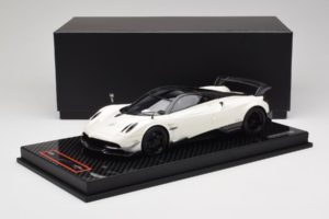Pagani Huayra BC White Metallic Yy Model 1:18 REMC025 Sveķi — attēls 7 no 7