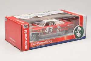 Plymouth Fury #43 R. Petty NASCAR 1960 Auto World 1:24 AW24003/06 Metāls — attēls 2 no 3