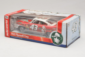 Plymouth Fury #43 R. Petty NASCAR 1960 Auto World 1:24 AW24003/06 Metāls — attēls 3 no 3