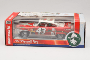Plymouth Fury #43 R. Petty NASCAR 1960 Auto World 1:24 AW24003/06 Metāls
