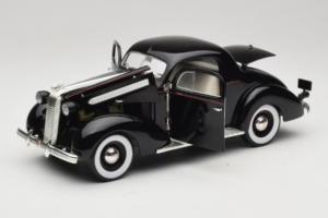 Pontiac Deluxe Melns Signature Models 1:18 18106 Metāls — attēls 2 no 8