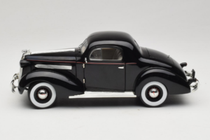 Pontiac Deluxe Melns Signature Models 1:18 18106 Metāls — attēls 4 no 8