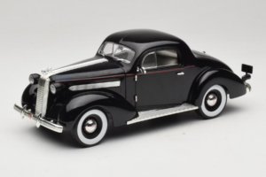 Pontiac Deluxe Melns Signature Models 1:18 18106 Metāls