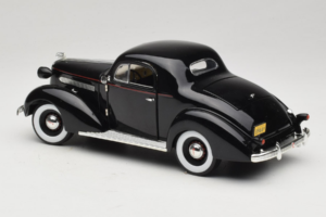 Pontiac Deluxe Melns Signature Models 1:18 18106 Metāls — attēls 7 no 8
